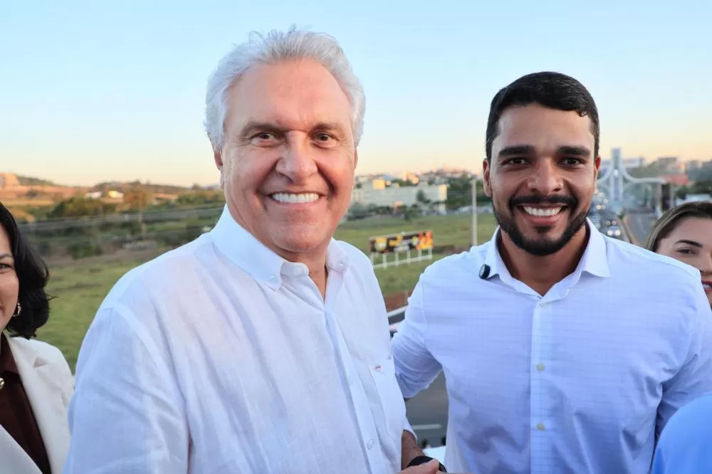 Durante inaguraçao da barraca da OVG na romaria de trindade goias , o Prefeito de trindade Marden Junior eo Governador Ronaldo Caiado demostra o carinho que tem com povo goiano. R